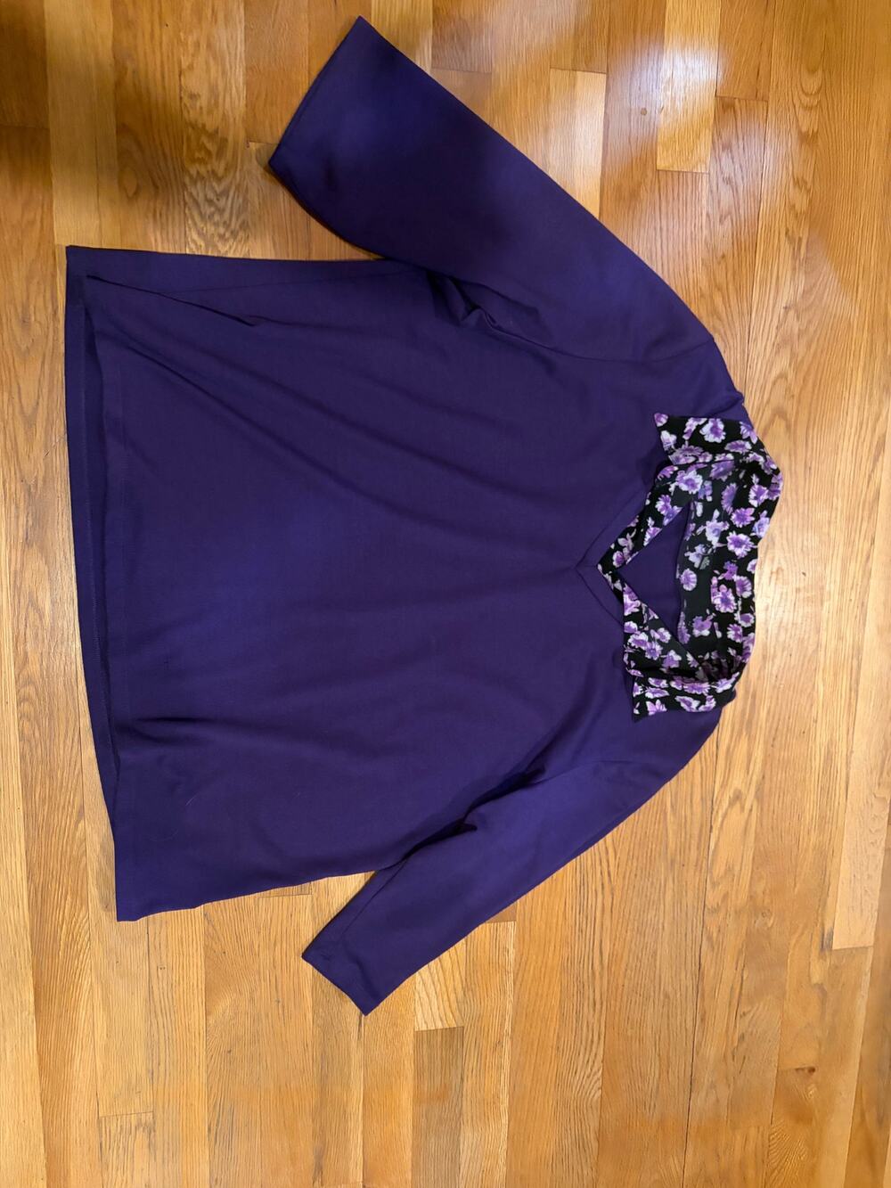 Gorgeous womens 3x purple top with floral accents